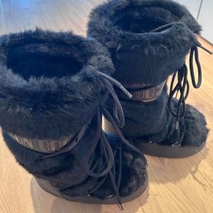 LAST DROP - Brand New MOONBOOTS ICON BLACK FAUX FUR BOOTS